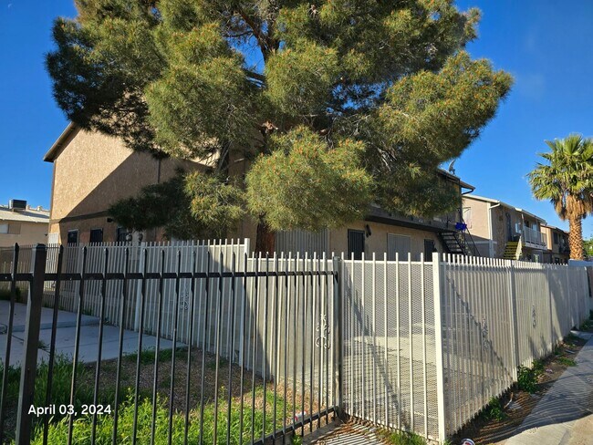 Foto del edificio - 4765 Thunderbolt Ave