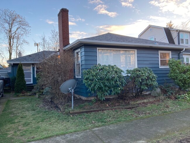 Building Photo - 6124 NE Multnomah St