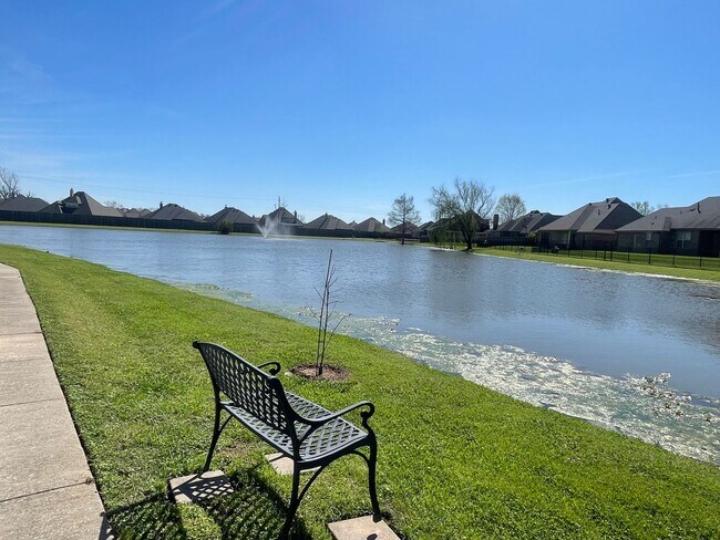 Building Photo - Don`t Miss Out On This South Bossier Beauty!