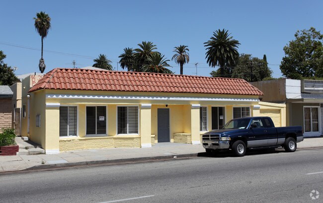 Foto del edificio - 725 E Artesia Blvd