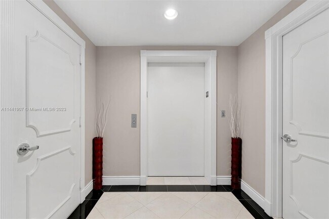 Foto del edificio - 791 Crandon Blvd