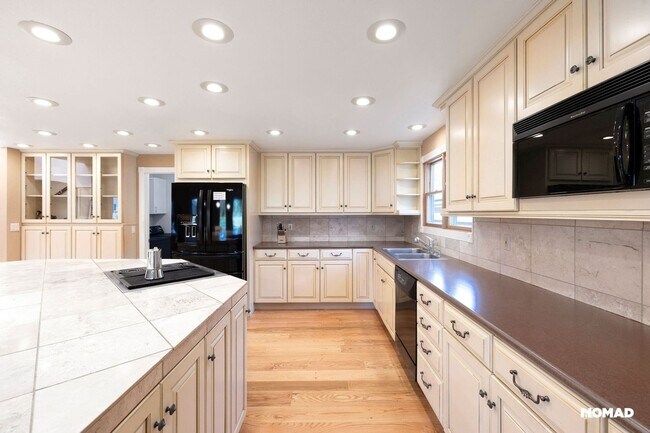 Building Photo - Charming 3BR House on Lakeview Golf Course
