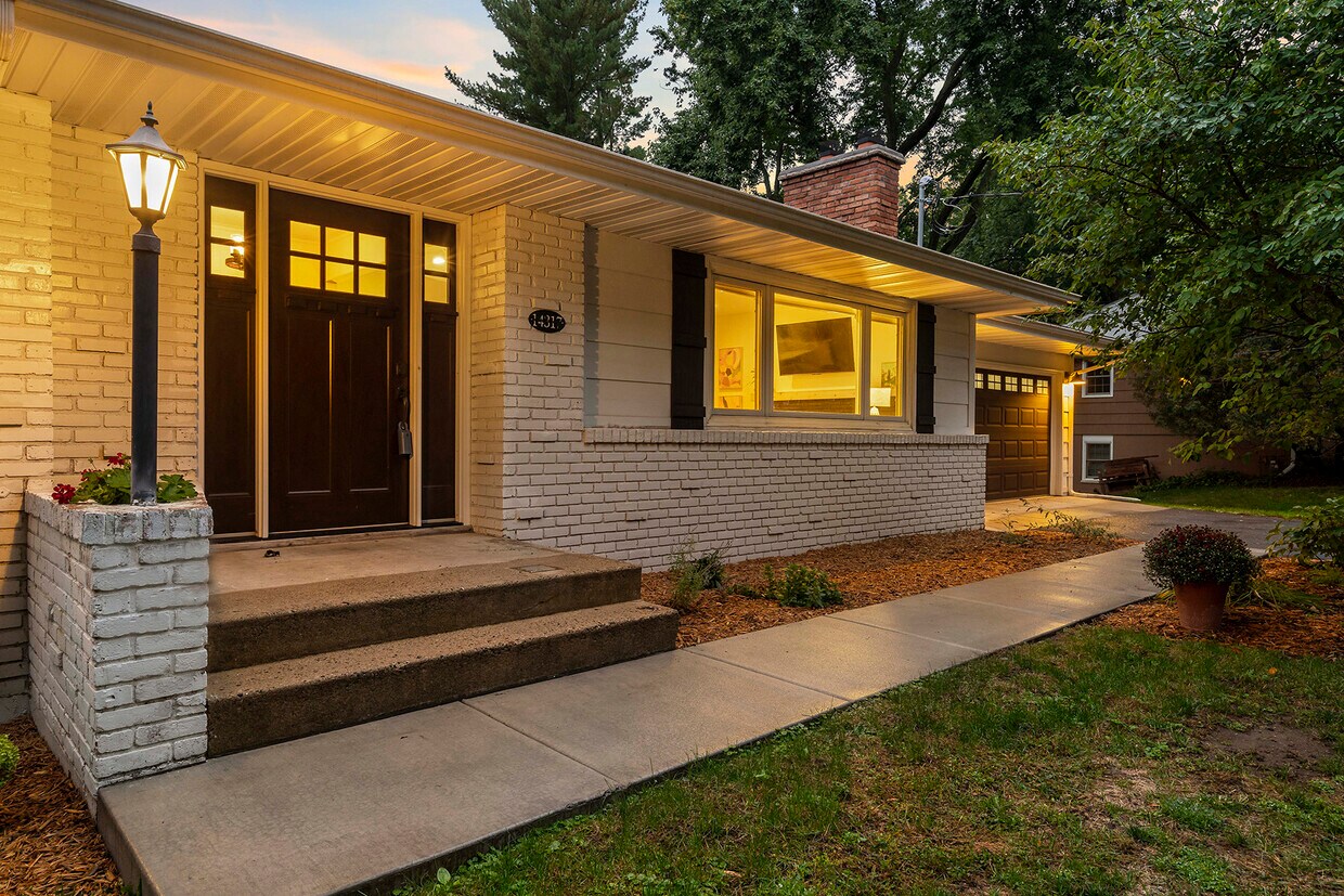 Puerta delantera y acera. - 14317 Orchard Rd