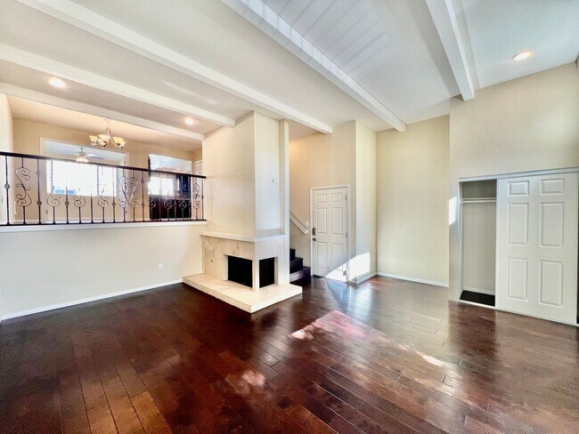 Foto del edificio - Beautifully Updated 3B+Office/2.5BA w/ 2 C...