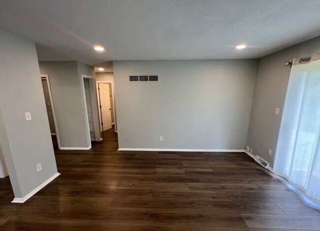 Foto del edificio - Coming Soon: Updated 3 Bedroom Duplex with...