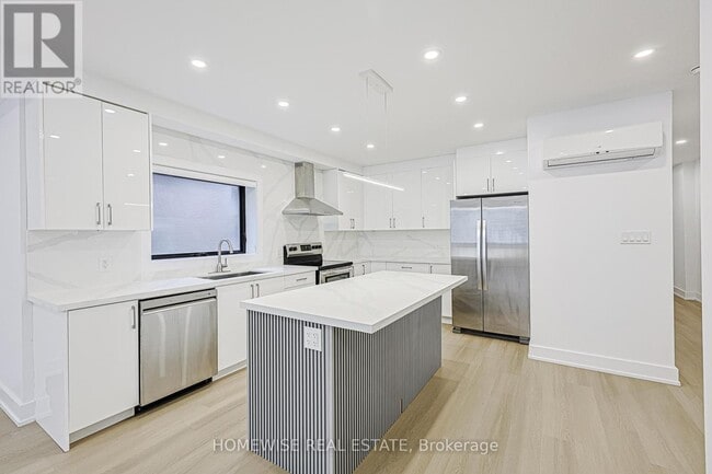 Photo du bâtiment - 999 Eglinton Ave W