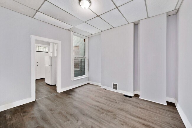 Building Photo - ASAP Move In Ready Three Bed One Bath
