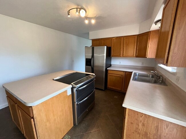 Building Photo - 2867 Pinyon Ave