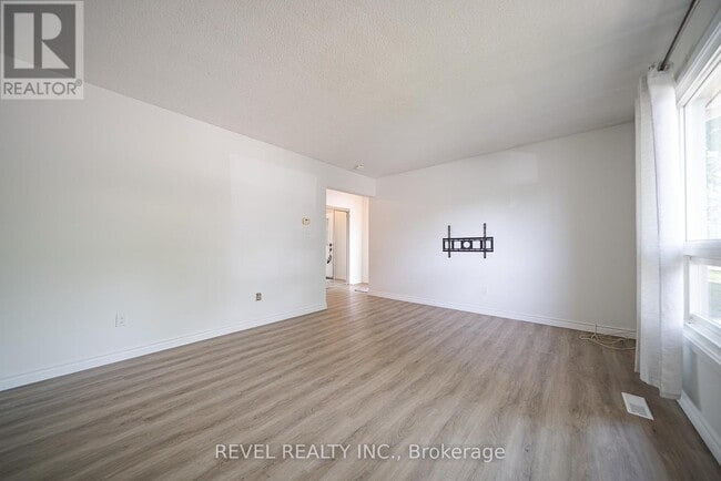Building Photo - 90 White Owl Crescent
