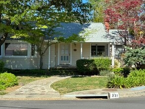 Building Photo - 221 Brookside Dr