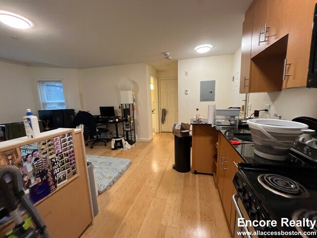 Building Photo - 462 Park Dr