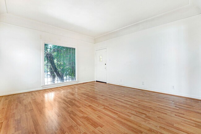 Foto del edificio - 325 N Stanley Ave
