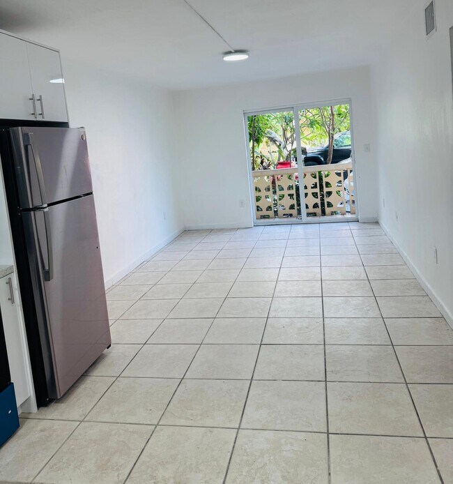 Foto del edificio - 2441 NW 13th St