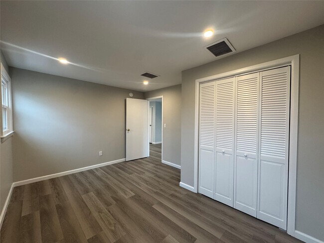Foto del edificio - 817 E Walnut St