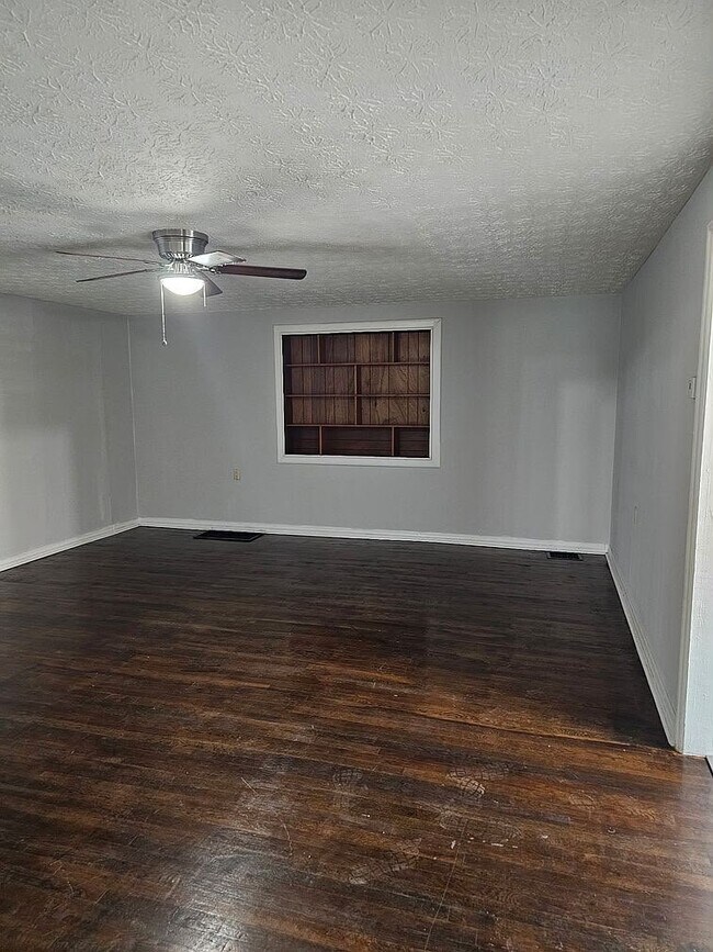 Foto del edificio - 155 Midway Dr