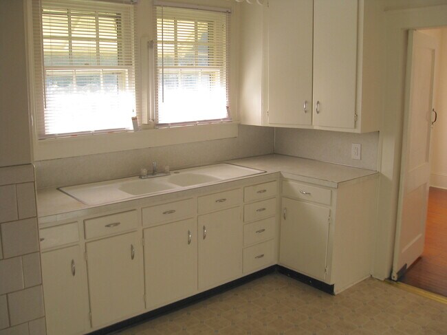 Kitchen - 128 E 8th St