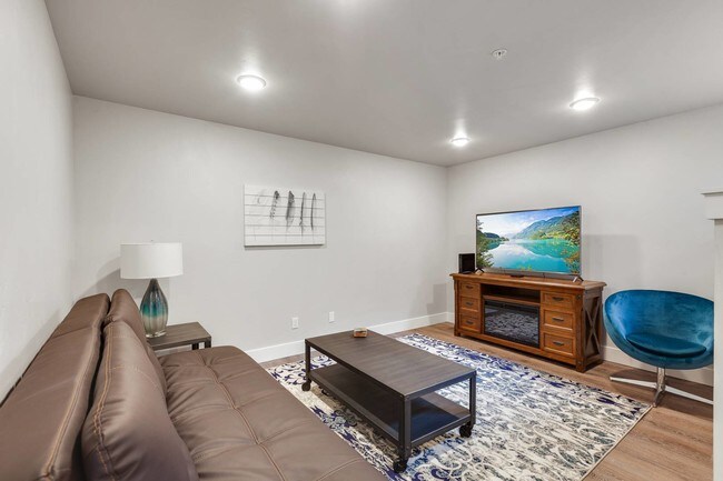 Building Photo - 915 E Sherman Ave