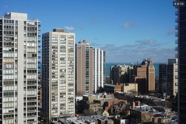 Foto del edificio - 1360 N Sandburg Terrace