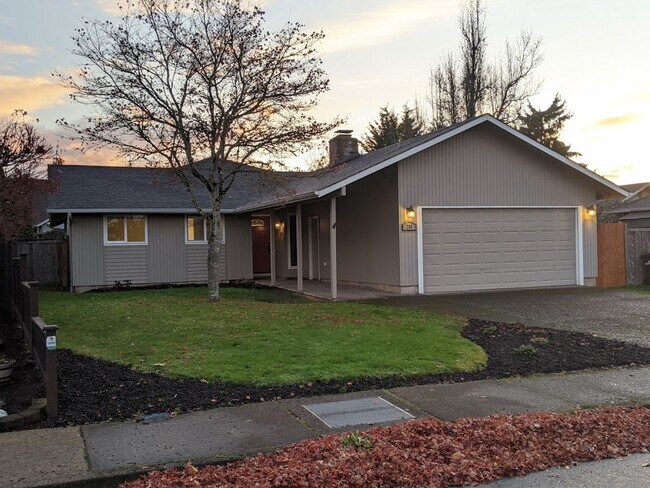 Foto del edificio - Updated 3bd/2bth Home with Solid Surface F...