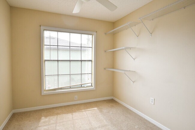 Building Photo - 3 br, 2.5 bath House - 3372 River View Way...