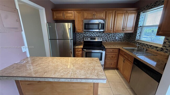 Foto del edificio - 8500 Sunrise Lakes Blvd