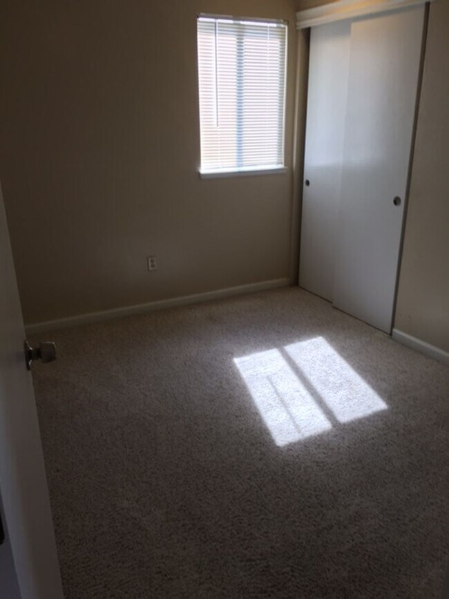 Foto del edificio - 3 Bedroom Townhouse in Yuba City- AVAILABLE NOW!!