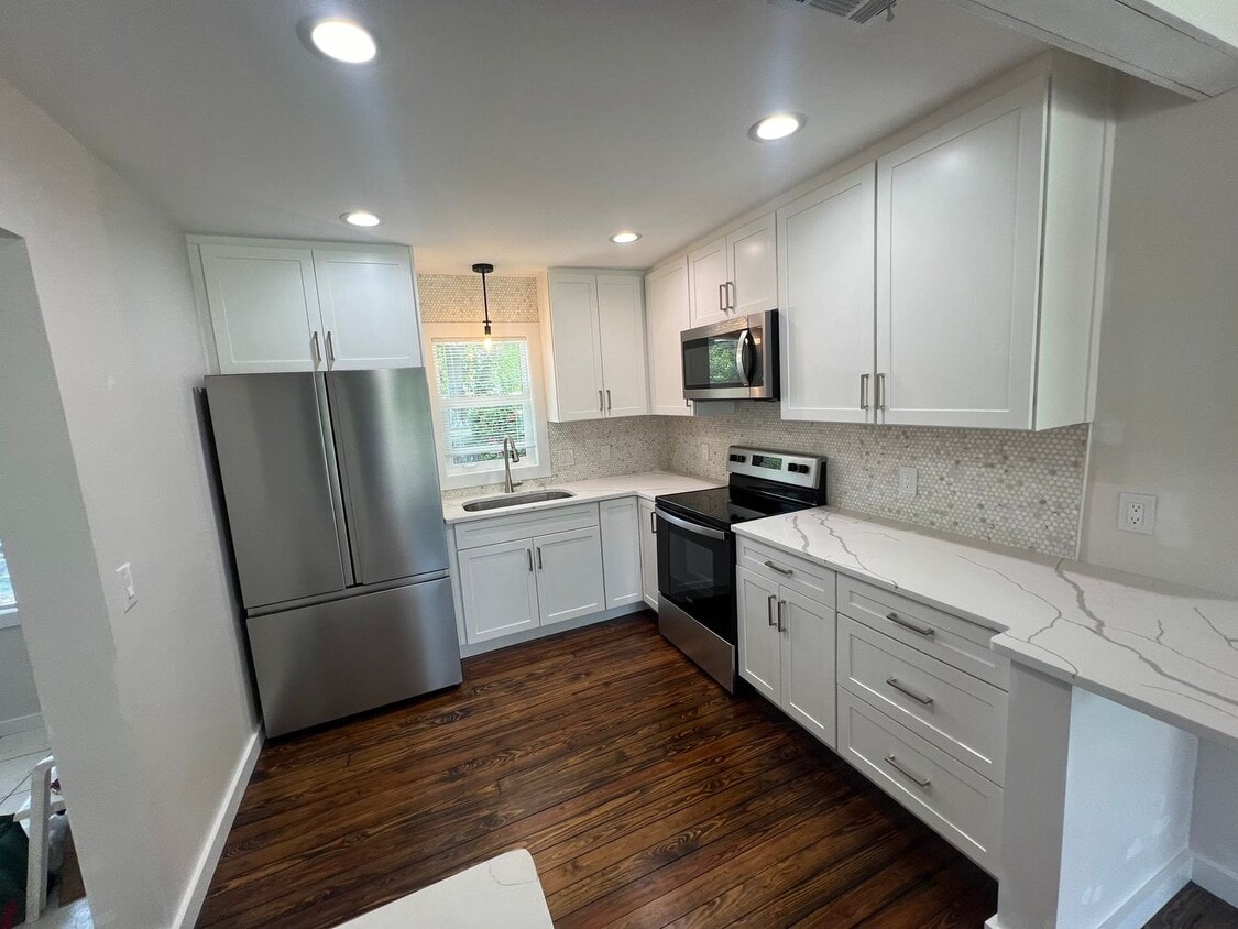 Foto principal - ANNUAL ** $1,550/month ** 3/4 Mile from Su...