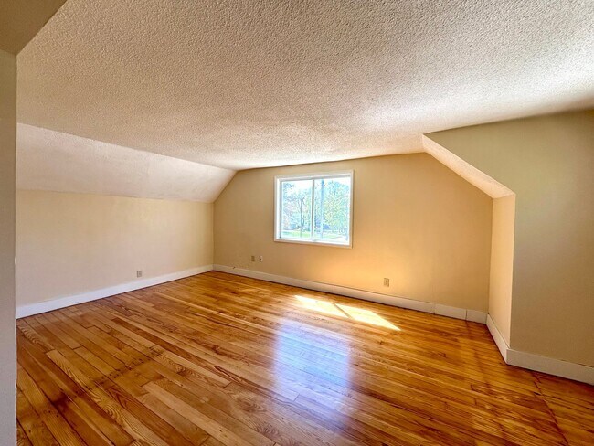 Building Photo - 654 E Isabella Ave