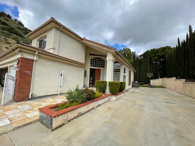 Building Photo - Home in Orange Hills