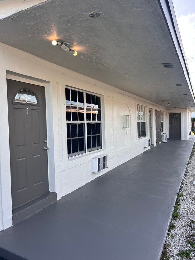 Building Photo - 725 NW 4th Ave