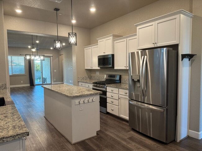 Foto del edificio - Stunning 3 Bedroom Home in Roseville near Rex Fortune Elementary and John Byouk Park!