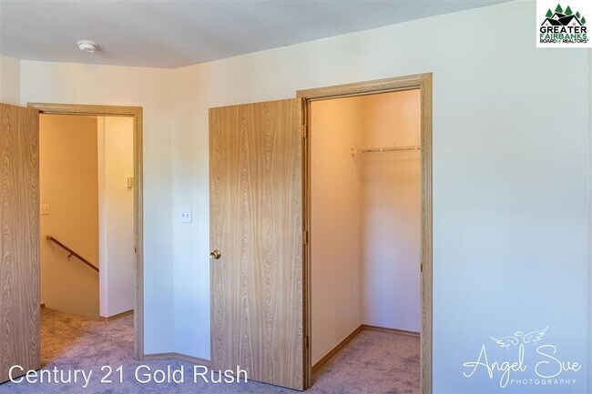 Building Photo - 2 br, 1.5 bath House - 1046 Dogwood St. #5