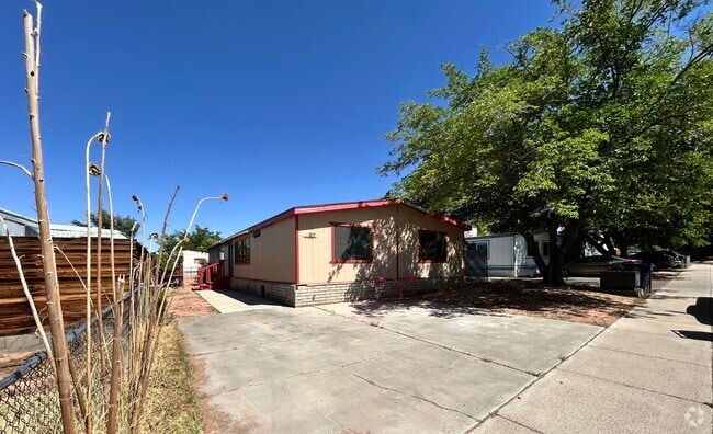 Building Photo - 917 Castle Rock St