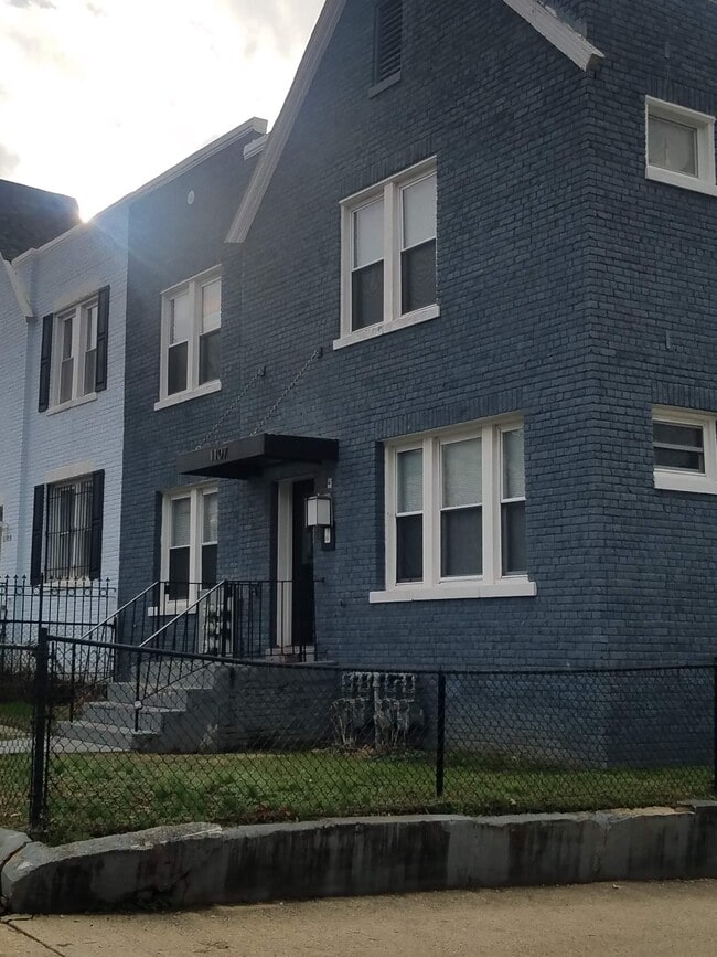 Building Photo - 1107 Penn St NE