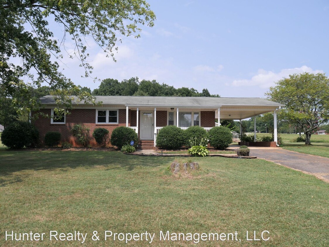 1085 Old US 52 S, Mount Airy, NC 27030 House Rental in Mount Airy, NC