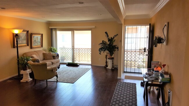 Building Photo - Beautiful Second Floor Condo in Great Area!