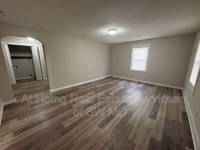 Building Photo - 1526 N Hillcrest Ave