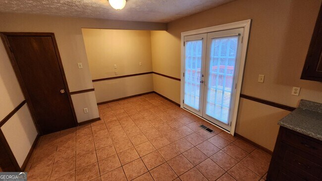 Foto del edificio - 263 Russell Dr