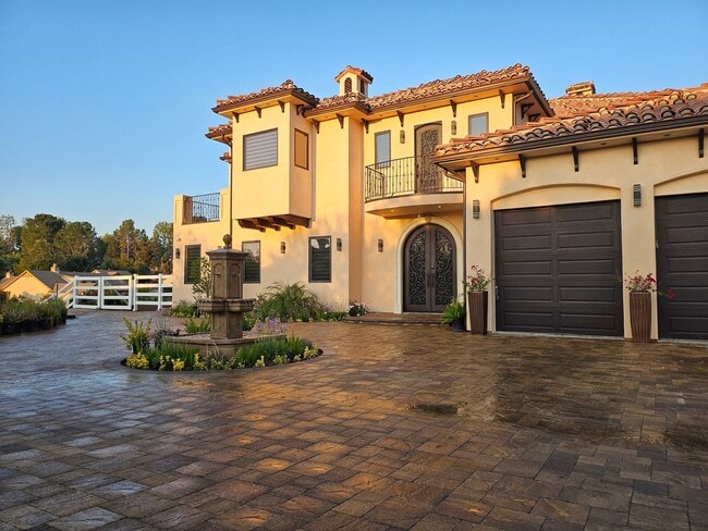Building Photo - Exquisite 5-Bedroom Luxury Pool Home with ...