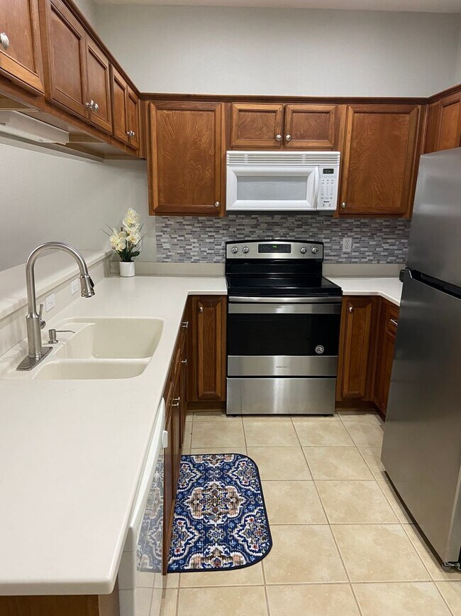 Building Photo - Beautiful 3 bed 2.5 bath condo with gorgeous hard wood floors.