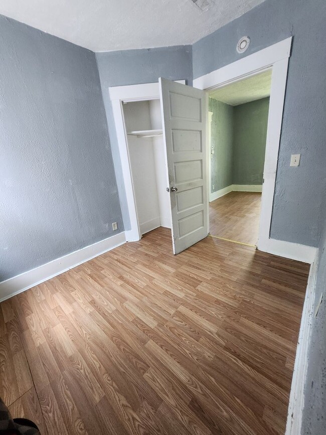 Building Photo - Upper 4 bedroom unit