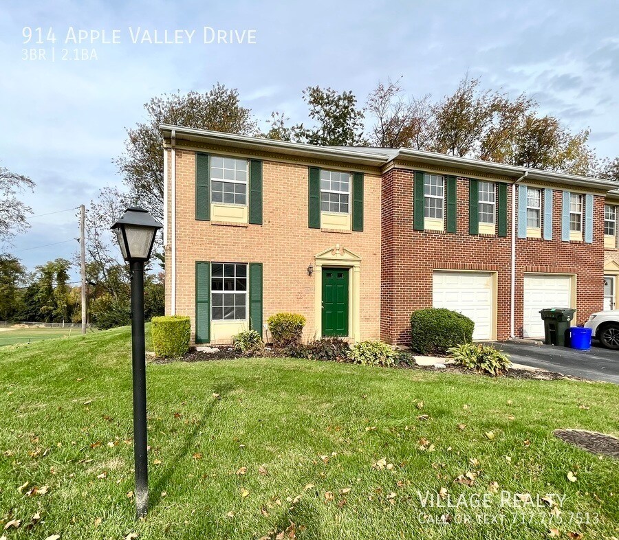 Extremely spacious 3bed townhome in Dalla... Townhome Rentals in Red