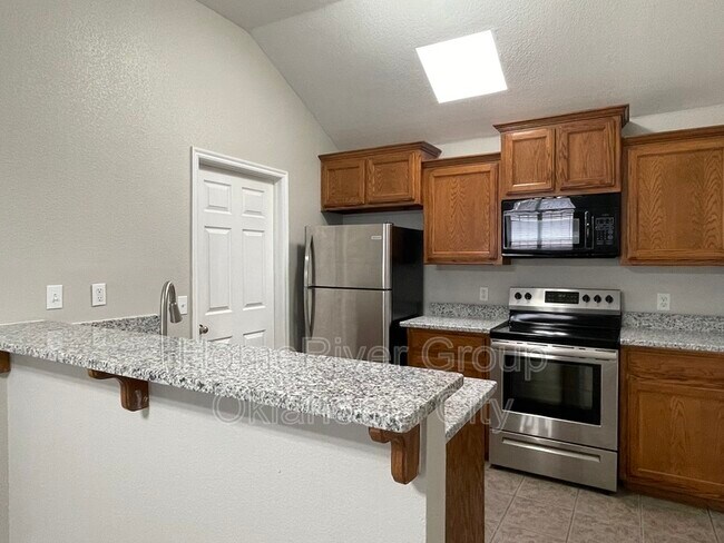 Building Photo - 2516 Queenston Ave