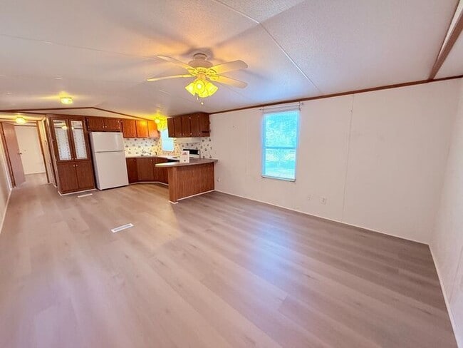 Foto del edificio - Single Wide Home 5 minutes to Wrightsville Beach and UNCW 2 bedroom with deck