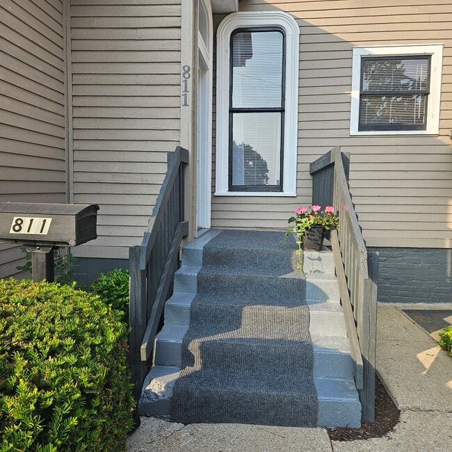 Building Photo - 811 Tyler St