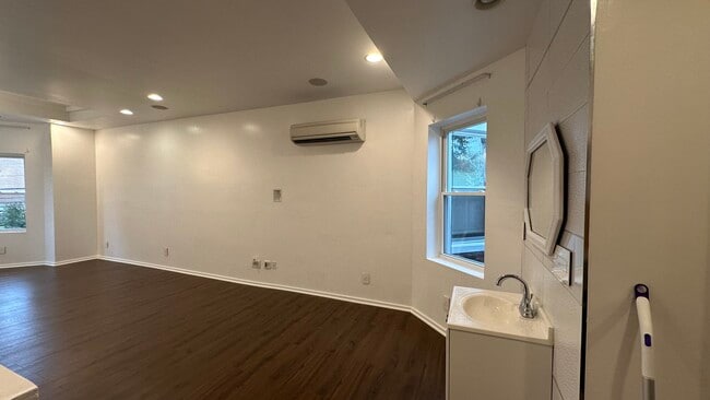 Building Photo - 548 S 54th St