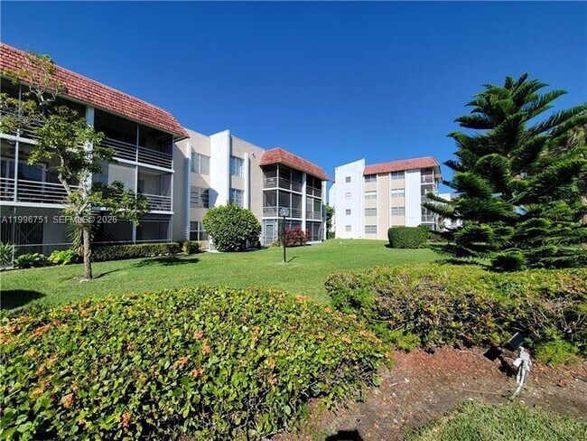 Building Photo - 3774 Inverrary Blvd
