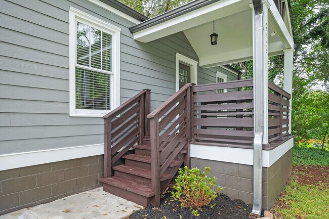 Building Photo - 919 Stallings Ave SE