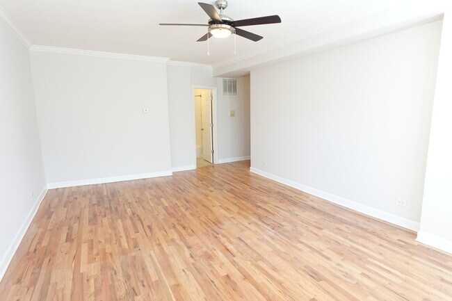 Foto del edificio - 6255 N Oakley Ave