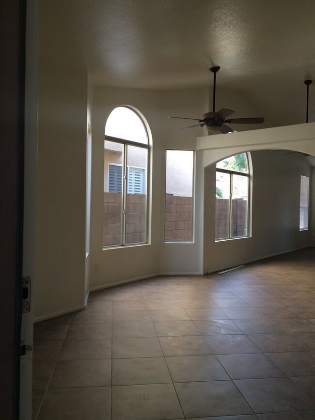 Building Photo - Beautiful 3 bedroom 2 bath North Phoenix h...